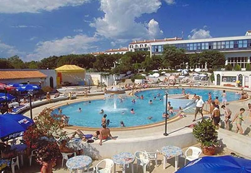 Arena Hotel Holiday Медулин